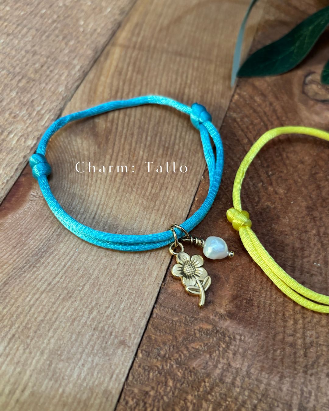 Pulsera "Para Siempre" - Hilo, Perla y Charm de Flores