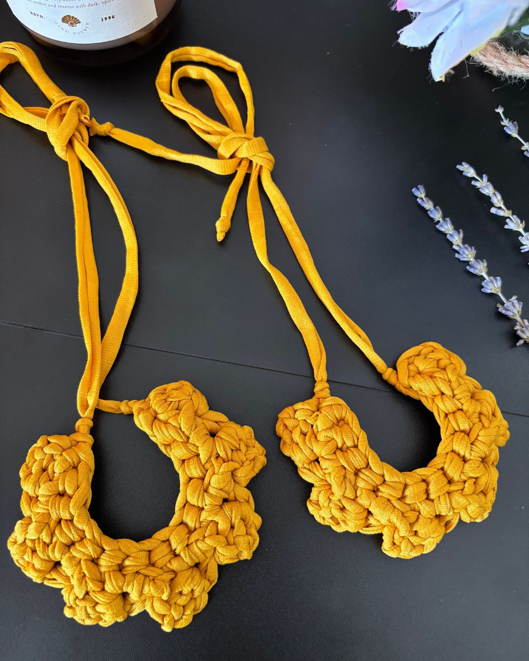 Collar Tejido Flor - Color Mostaza