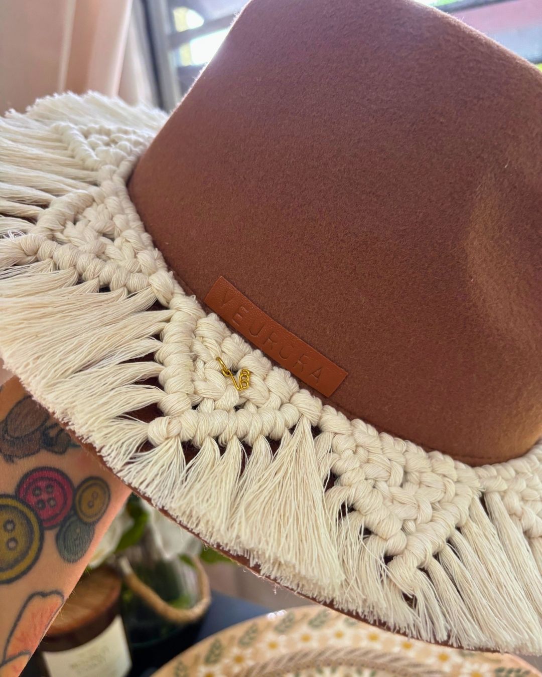 Sombrero Estilo Fedora con Coverup en Macramé