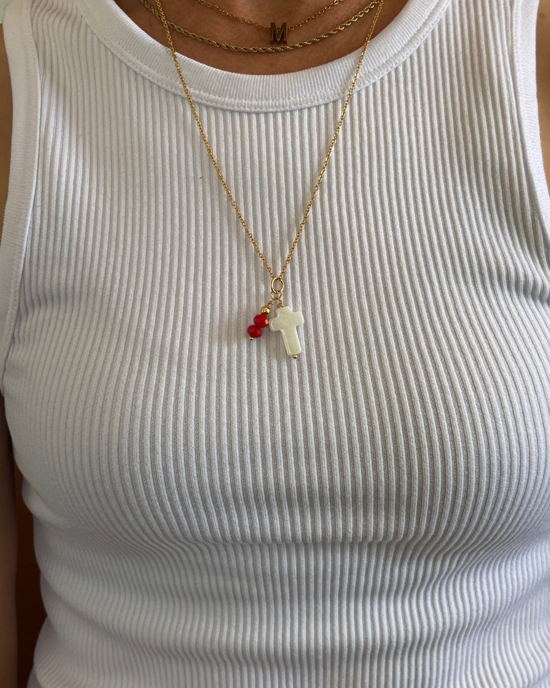 Cadena "La Cruz: Fué por Amor" Stainless Steel Cruz Shell y Beads Rojos