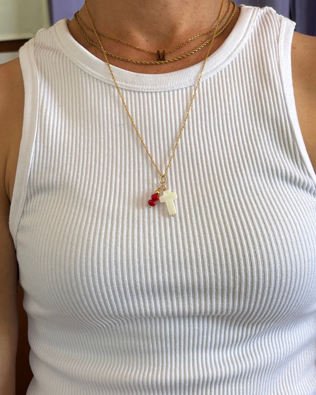 Cadena "La Cruz: Fué por Amor" Stainless Steel Cruz Shell y Beads Rojos
