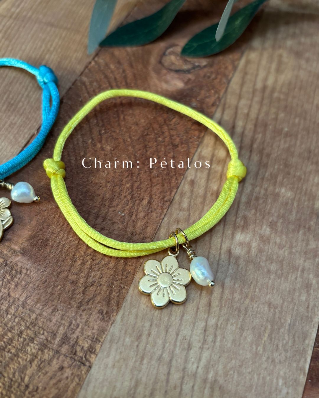 Pulsera "Para Siempre" - Hilo, Perla y Charm de Flores