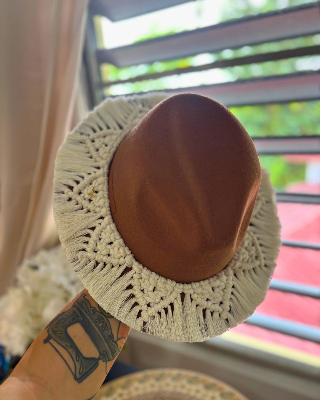 Sombrero Estilo Fedora con Coverup en Macramé