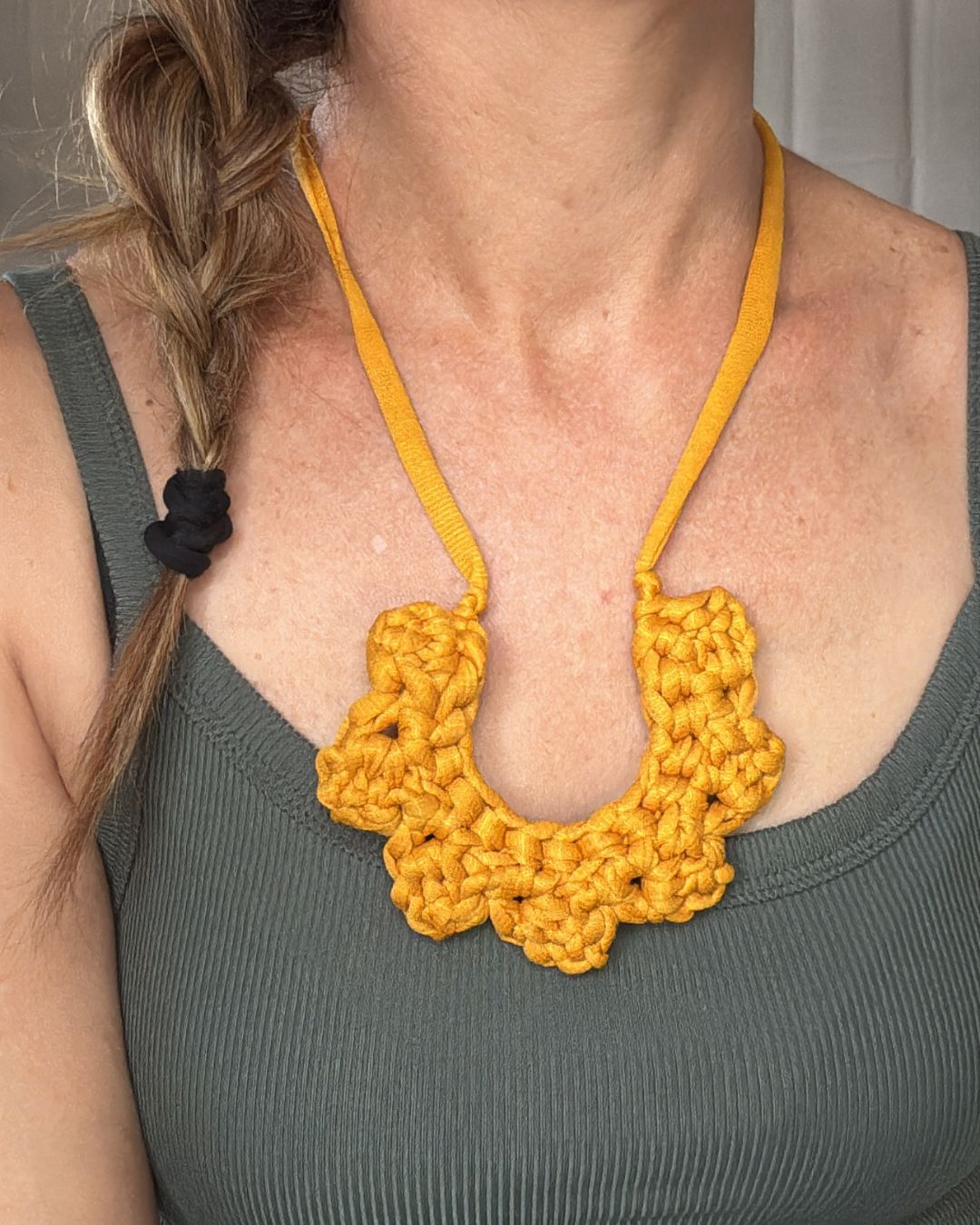 Collar Tejido Flor - Color Mostaza