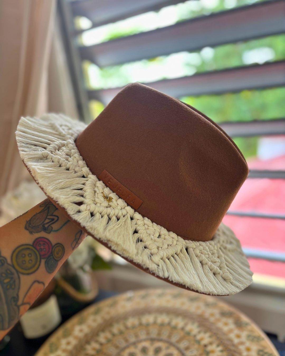 Sombrero Estilo Fedora con Coverup en Macramé