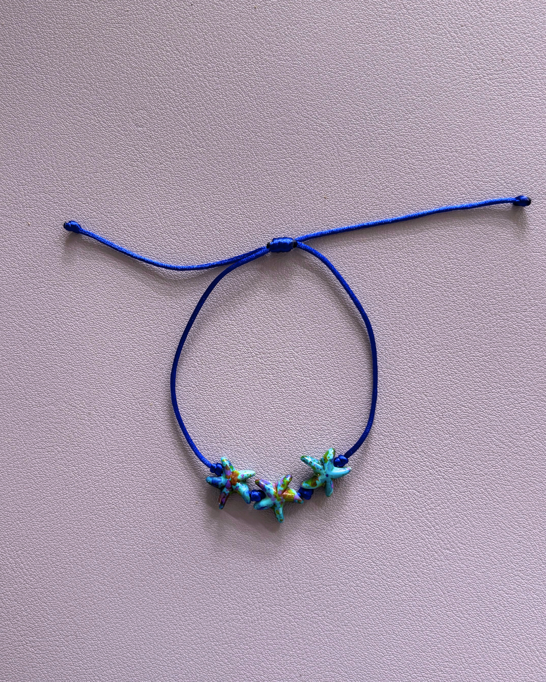 Pulsera "Estrellas de Mar" - Hilo Azul Royal y Charms