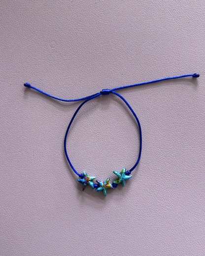 Pulsera "Estrellas de Mar" - Hilo Azul Royal y Charms