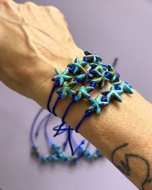 Pulsera "Estrellas de Mar" - Hilo Azul Royal y Charms