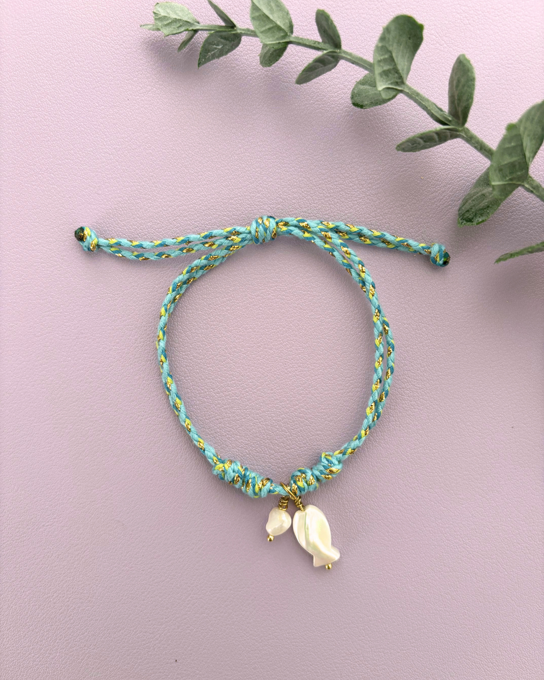 Pulsera Pez de Caracol y Perla de Agua Dulce- Hilo Azul Trenzado